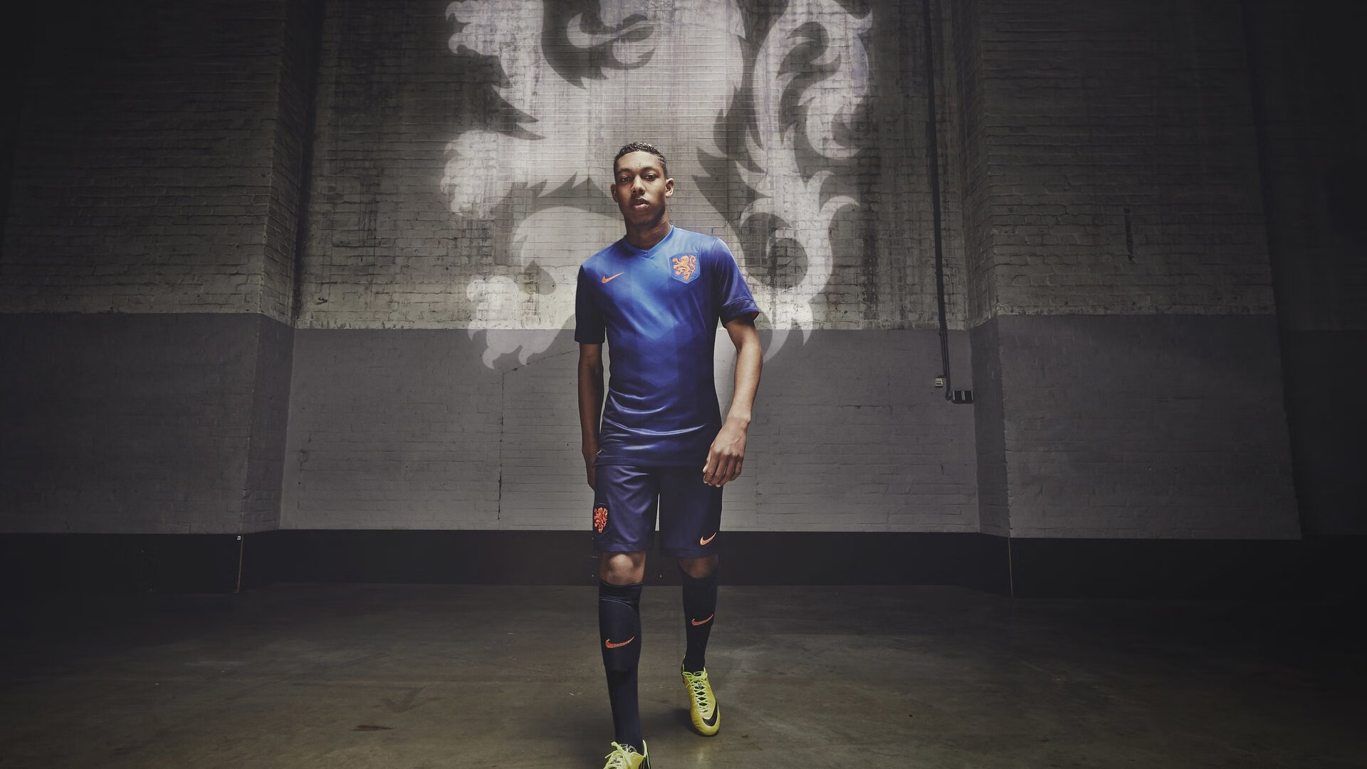 魔笛穿云箭射穿蓝月防线，当指挥家被迫砌墙，绿茵交响何以成绝响？魔笛穿云箭射穿叹息之墙，蓝月交响终成绝响